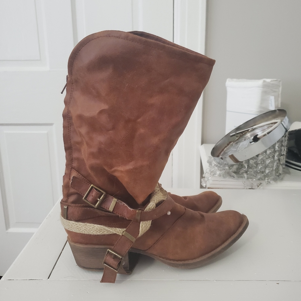 Buckle detail boots